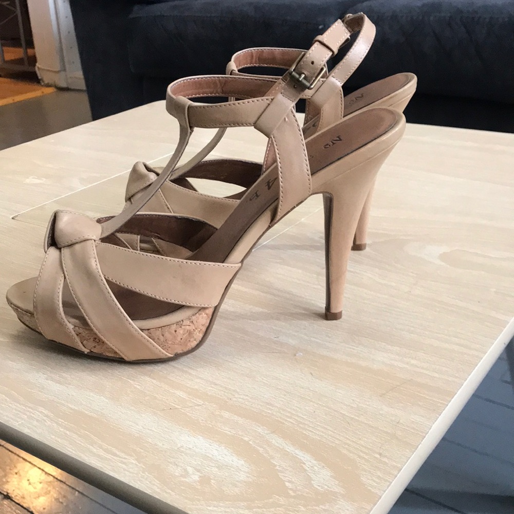 Beautiful new without tag heeled Sandals